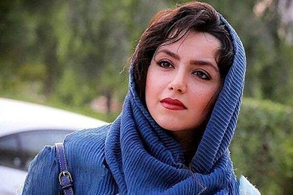 عکس لورفته نازنین بیاتی با چشمان بسته در بام تهران! | شوق نازنین بیاتی در دل سیاهی