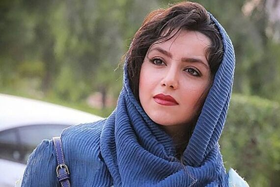 عکس لورفته نازنین بیاتی با چشمان بسته در بام تهران! | شوق نازنین بیاتی در دل سیاهی