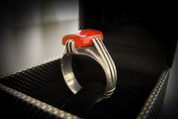 بهترین رنگ عقیق یمنی چه رنگی است؟ کشف جذابترین رنگهای این سنگ قیمتی