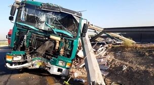 جزئیات حادثه مرگبار در قم | برخورد اتوبوس با تریلی ۲۶ مصدوم به همراه داشت