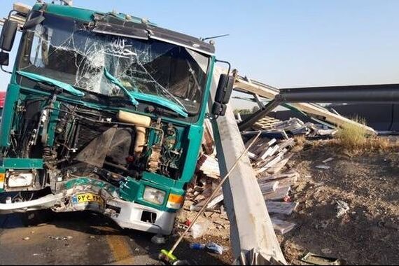 جزئیات حادثه مرگبار در قم | برخورد اتوبوس با تریلی ۲۶ مصدوم به همراه داشت