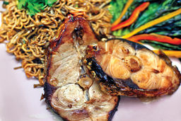 امشب شام چی بپزم؟ | طرز تهیه ماهی رژیمی بخارپز با سس مخصوص