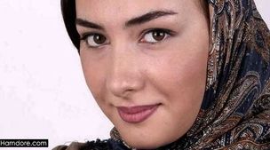 دور دور هانیه توسلی با دوست عجیبش در خیابان های تهران | خانم با این عینک عجیبش همه رو به خودش خیره کرده