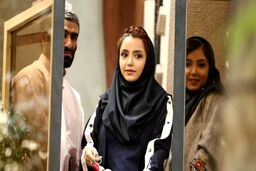 نازنین بیاتی منگول گوش میرزا شد | عکس عجیب خانم بازیگر با مدل موی جدید و دسته گل گوگولیش 