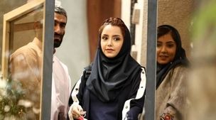 نازنین بیاتی منگول گوش میرزا شد | عکس عجیب خانم بازیگر با مدل موی جدید و دسته گل گوگولیش 