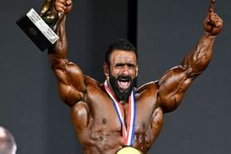 بازی کردن هادی چوپان با بچه ها+فیلم