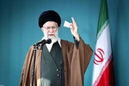 تصاویری از اولین اقامۀ نماز جمعه رهبر