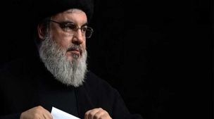 بوسیدن مهربانانه شهید سیدحسن نصرالله بر دستان مادرش+ویدئو