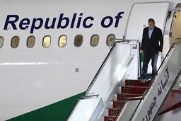 استقبال ویژه ترکمن ها از پزشکیان با نان+ویدئو