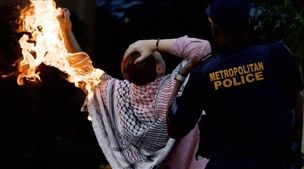 ببینید / فیلم وحشتناک خودسوزی یک خبرنگار در مقابل کاخ سفید