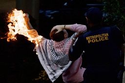 ببینید / فیلم وحشتناک خودسوزی یک خبرنگار در مقابل کاخ سفید