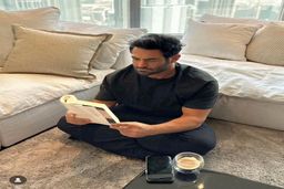 محمدرضا گلزار با ویوی جادویی از پنت هاوسش در دوبی! | عشق ارتفاع محمدرضا با قلب قرمز